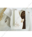 <p>Invitație de nuntă confecționată dintr-un carton alb lucios, partea exterioară fiind maro cu imprimeu de crengi aurii. Se pliază în trei părți, iar partea de mijloc pe interior este destinată tipăririi textului invitației. În preț este inclus plic alb.&nbsp;</p>