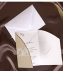 <p>Invitație de nuntă confecționată dintr-un carton alb lucios, pe partea exterioară de culoare bej cu imprimeu de dantelă, se inchide și se fixează cu o inimioară albă. Se pliază în trei părți, iar în interior pe mijloc se tipăreăște textul invitației. În preț este inclus plic alb.&nbsp;</p>