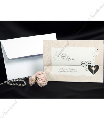 <p>Invitație pentru nuntă confecționată dintr-un carton alb lucios, având pe margini un chenar roz cu ornamente albe, imitație de dantelă. Se pliază în trei părți și se prinde de două inimioare mire+mireasa. În preț este inclus plic alb.&nbsp;</p>