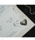 <p>Invitație pentru nuntă confecționată dintr-un carton alb lucios, având pe margini un chenar roz cu ornamente albe, imitație de dantelă. Se pliază în trei părți și se prinde de două inimioare mire+mireasa. În preț este inclus plic alb.&nbsp;</p>