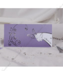 <p>Invitație pentru nuntă compusă din două părți, cartonaș alb lucios pe care se printează textul și plic de culoare mov deschis cu ornamente și fluturaș reliefate argintii. Cartonașul cu text la fel are decupat un fluturaș argintiu și se scoate din plic cu ajutorul unui ciucur argintiu.</p>