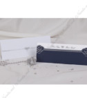 <p>Invitație de nuntă compusă din două părți, cartonaș alb reliefat pe care se tipărește textul și plic – buzunar de tip deschis de culoare albastru închis cu ornamente argintii. În preț este inclus plic alb în același stil. (Stoc limitat)</p>