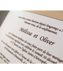 <p>Invitație de nuntă confecționată din carton crem pe care se tipărește textul. Aceasta se introduce într-un alt carton de tip buzunar de culoare maro, accesorizat cu o fundiță din satin gri. (Stoc limitat)</p>