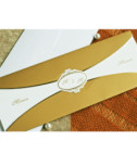 <p>Invitație de nuntă clasică realizată dintr-un carton alb destinat scrierii textului. Aceasta se introduce într-un suport auriu, decorat în mijloc cu un oval auriu pe care se imprimă inițialele numelor mirilor. Invitația conține plic alb.</p>