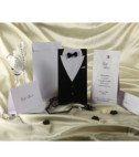 <p>Invitație de nuntă elegantă compusă din două piese. Cartonașul sidefat ce prezintă rochia miresei și destinat imprimării textului, se introduce în alt carton tip teacă ce prezintă costumul mirelui. Ca accesoriu servesc papionul și broșa în forma unui trandafir alb. Plicul alb este inclus în preț.</p>