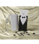 <p>Invitație de nuntă elegantă compusă din două piese. Cartonașul sidefat ce prezintă rochia miresei și destinat imprimării textului, se introduce în alt carton tip teacă ce prezintă costumul mirelui. Ca accesoriu servesc papionul și broșa în forma unui trandafir alb. Plicul alb este inclus în preț.</p>
