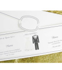 <p>Invitație de nuntă realizată din carton crem cu rochia de mireasă și costumul mirelui embosate pe centru. Textul invitației este imprimat prin părți.</p>