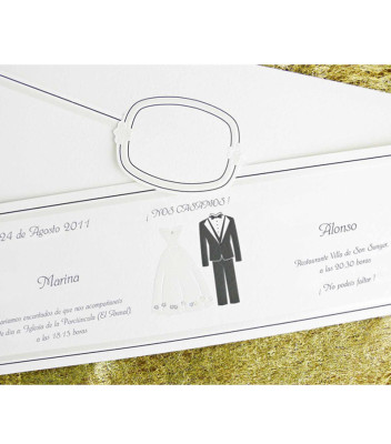 <p>Invitație de nuntă realizată din carton crem cu rochia de mireasă și costumul mirelui embosate pe centru. Textul invitației este imprimat prin părți.</p>