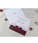<p>Invitație de nuntă elegantă, confecționată dintr-un carton alb cu model în relief bordo. Invitația este accesorizată cu o fundiță de culoare bordo. Plicul păstrează același model ca și invitația în sine. (Stoc limitat)</p>
