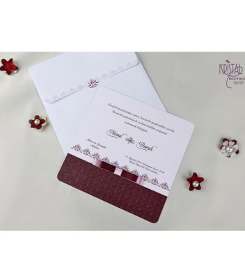 <p>Invitație de nuntă elegantă, confecționată dintr-un carton alb cu model în relief bordo. Invitația este accesorizată cu o fundiță de culoare bordo. Plicul păstrează același model ca și invitația în sine. (Stoc limitat)</p>