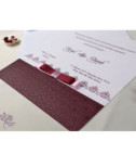 <p>Invitație de nuntă elegantă, confecționată dintr-un carton alb cu model în relief bordo. Invitația este accesorizată cu o fundiță de culoare bordo. Plicul păstrează același model ca și invitația în sine. (Stoc limitat)</p>