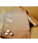 <p>Invitație de nuntă confecționată dintr-un carton maro de tip papirus, cu motive aurii, destinat imprimării textului. Se rulează și se introduce în plicul de formă hexagonală ce păstrează același design.</p><p>(Stoc limitat)</p>