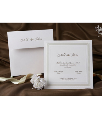 <p>Invitație de nuntă realizată dintr-un carton alb cu model în relief. Textul invitației este introdus intr-un chenar ce are marginile de culoare albă sidefat. Plicul invitației este alb avînd pe verso imprimate numele mirilor.</p>
