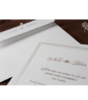 <p>Invitație de nuntă realizată dintr-un carton alb cu model în relief. Textul invitației este introdus intr-un chenar ce are marginile de culoare albă sidefat. Plicul invitației este alb avînd pe verso imprimate numele mirilor.</p>