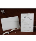 <p>Invitație de nuntă realizată dintr-un carton de culoare albă, cu un model sidefat la colțuri. Invitația este accesorizată cu o fundiță elegantă albă. Plicul invitației este de culoare albă și introdus în preț.</p>