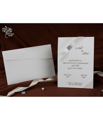 <p>Invitație de nuntă realizată dintr-un carton de culoare albă, cu un model sidefat la colțuri. Invitația este accesorizată cu o fundiță elegantă albă. Plicul invitației este de culoare albă și introdus în preț.</p>
