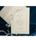 <p>Invitație de nuntă simplă și elegantă, realizată din carton crem destinat tipăririi textului, cu chenar reliefat maro. Drept accesoriu servește o fundiță albă drăguță. Invitația conține plicul inclus în preț. (Stoc limitat)</p>