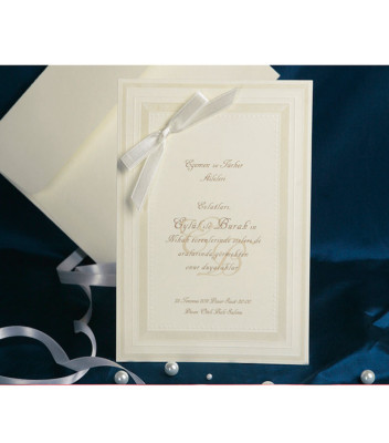 <p>Invitație de nuntă simplă și elegantă, realizată din carton crem destinat tipăririi textului, cu chenar reliefat maro. Drept accesoriu servește o fundiță albă drăguță. Invitația conține plicul inclus în preț. (Stoc limitat)</p>
