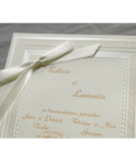 <p>Invitație de nuntă simplă și elegantă, realizată din carton crem destinat tipăririi textului, cu chenar reliefat maro. Drept accesoriu servește o fundiță albă drăguță. Invitația conține plicul inclus în preț. (Stoc limitat)</p>