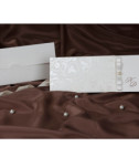 <p>Invitație de nuntă realizată dintr-un carton alb destinat tipăririi textului. Aceasta este accesorizată cu o fundiță albă ce prezintă în mijloc o perlă, oferindu-i invitației o notă de rafinament și eleganță. Invitația este introdusă într-un buzunar ce prezintă un model floral. (Stoc limitat)</p>