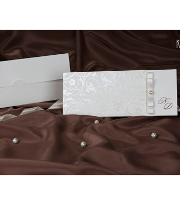 <p>Invitație de nuntă realizată dintr-un carton alb destinat tipăririi textului. Aceasta este accesorizată cu o fundiță albă ce prezintă în mijloc o perlă, oferindu-i invitației o notă de rafinament și eleganță. Invitația este introdusă într-un buzunar ce prezintă un model floral. (Stoc limitat)</p>