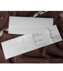 <p>Invitație de nuntă realizată dintr-un carton alb destinat tipăririi textului. Aceasta este accesorizată cu o fundiță albă ce prezintă în mijloc o perlă, oferindu-i invitației o notă de rafinament și eleganță. Invitația este introdusă într-un buzunar ce prezintă un model floral. (Stoc limitat)</p>