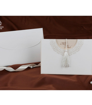 <p>Invitație de nuntă confecționată dintr-un carton alb destinat imprimării textului, accesorizat cu un ciucure alb pentru a ajuta glisarea invitației. Invitația este introdusă într-un carton de tip buzunar ce prezintă un model reliefat argintiu. Atunci cînd invitația este introdusă în buzunar se pot observa imprimate numele mirilor.</p>
