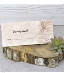 <p>Card de masă pentru nuntă sau alte evenimente, în interiorul căruia este un compartiment (buzunărel) care poate fi folosit ca plic pentru bani. Prețul cardului include tipărirea textului (color sau negru).</p>