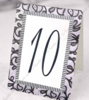 <p>Număr de masă din carton special cu modele reliefate. Este simplu și elegant, perfect pentru a informa numărul atribuit mesei.</p>