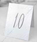 <p>Număr de masă din carton special cu modele reliefate. Este simplu și elegant, perfect pentru a informa numărul atribuit mesei.</p>