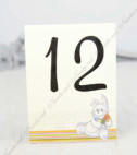 <p>Număr de masă din carton special. Este simplu și elegant, perfect pentru a informa numărul atribuit mesei.</p>