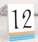 <p>Număr de masă din carton special. Este simplu și elegant, perfect pentru a informa oaspeții de numărul atribuit mesei.</p>