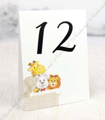 Număr de masă din carton special.
Este simplu și elegant, perfect pentru a informa oaspeții de numărul atribuit mesei.
