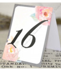 <p>Număr de masă din carton special cu model floral acuarel. Este simplu și elegant, perfect pentru a informa numărul atribuit mesei.</p>