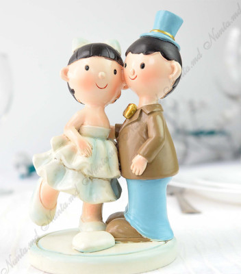 <p>Figurină elegantă din ceramică pentru tortul miresei, ce reprezintă doi miri îmbrățișați.&nbsp;</p>