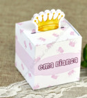 <p>Mărturie sub forma unei cutiuțe, cu diverse desene grafice pentru micile prințese, ce se oferă ca mulțumire pentru oaspeții prezenți la evenimentul dumneavostră. Pe fața principală poate fi printat numele copilului.</p>