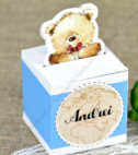 <p>Mărturie sub forma unei cutiuțe cu diverse desene grafice și un ursuleț simpatic, ce se oferă ca mulțumire pentru oaspeții prezenți la evenimentul dumneavostră. Pe fața principală poate fi printat numele copilului.</p>