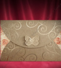 <p>Invitație de nuntă compusă din două părți. Cartonaș destinat pentru tiparul textului ornamentat cu print floral pe margini. Acesta se introduce într-un carton maro, cu rol de plic, cu model auriu și se închide cu ajutorul unui fluturas.</p>