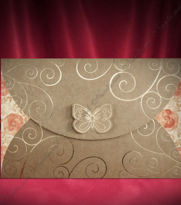 <p>Invitație de nuntă compusă din două părți. Cartonaș destinat pentru tiparul textului ornamentat cu print floral pe margini. Acesta se introduce într-un carton maro, cu rol de plic, cu model auriu și se închide cu ajutorul unui fluturas.</p>