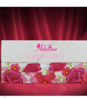 <p>Invitație de nuntă confecționată dintr-un carton ivory, care se pliază în trei pe orizontală, cu model floral în exterior și fundiță satinată roz.</p>