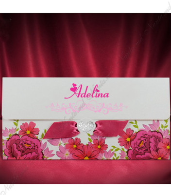 <p>Invitație de nuntă confecționată dintr-un carton ivory, care se pliază în trei pe orizontală, cu model floral în exterior și fundiță satinată roz.</p>