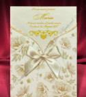 <p>Invitatie confectionata dintr-un carton crem mat destinat tiparirii textului. Invitatia nu se pliaza, dar se introduce intr-un toc din carton crem sidefat cu model floral, ce serveste in loc de plic. Este accesorizat cu o fundita lucioasa crem.</p>