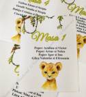 <p>Panoul informativ pentru oaspeți este un element necesar pentru o nuntă. Oaspeților li se oferă posibilitatea să vadă la ce masă vor sta chiar din momentul intrării în restaurant. Se execută la comandă, fiind posibilă realizarea oricărei idei.</p>