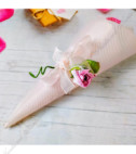 <p>Mărturie de nuntă realizată din fatin în formă de con și accesorizată cu o fundiță roz din organză. Se oferă în dar invitaților în semn de mulțumire pentru prezență la eveniment.&nbsp;</p>