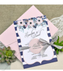 <p>Invitație de nuntă formată dintr-un carton cu print floral roz-albăstrui și margini striate, în mijlocul acesteia se printează textul. Invitația este decorată cu o panglică bej închis și o etichetă roză pe care se poate printa data evenimentului și numele mirilor. În prețul invitației este inclus plic roz.</p>