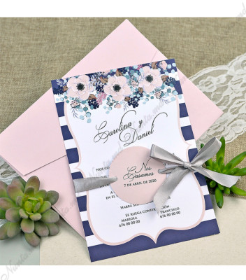 <p>Invitație de nuntă formată dintr-un carton cu print floral roz-albăstrui și margini striate, în mijlocul acesteia se printează textul. Invitația este decorată cu o panglică bej închis și o etichetă roză pe care se poate printa data evenimentului și numele mirilor. În prețul invitației este inclus plic roz.</p>