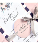 <p>Invitație de nuntă formată dintr-un carton cu print floral roz-albăstrui și margini striate, în mijlocul acesteia se printează textul. Invitația este decorată cu o panglică bej închis și o etichetă roză pe care se poate printa data evenimentului și numele mirilor. În prețul invitației este inclus plic roz.</p>