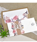 <p>Invitație de nuntă cu print floral. Cartonașul dedicat printării textului se pliază în două pe verticală iar coperta este decorată cu un fluture decupat prin tehnica laser. În prețul invitației este inclus plic cratf în interiorul căruia se poate adăuga contra cost un plic decorativ floral suplimentar - 4 lei/buc.</p>