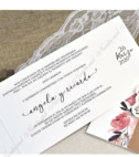 <p>Invitație de nuntă cu print floral. Cartonașul dedicat printării textului se pliază în două pe verticală iar coperta este decorată cu un fluture decupat prin tehnica laser. În prețul invitației este inclus plic cratf în interiorul căruia se poate adăuga contra cost un plic decorativ floral suplimentar - 4 lei/buc.</p>