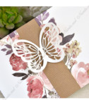 <p>Invitație de nuntă cu print floral. Cartonașul dedicat printării textului se pliază în două pe verticală iar coperta este decorată cu un fluture decupat prin tehnica laser. În prețul invitației este inclus plic cratf în interiorul căruia se poate adăuga contra cost un plic decorativ floral suplimentar - 4 lei/buc.</p>